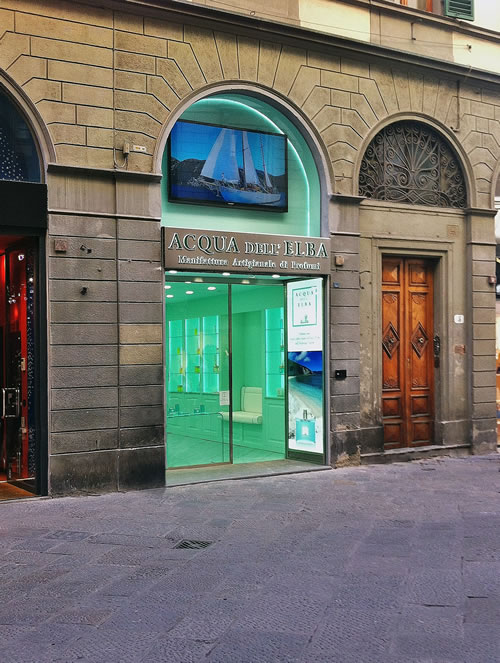 Allestimento vetrina Acqua dell'Elba con schermi a LED