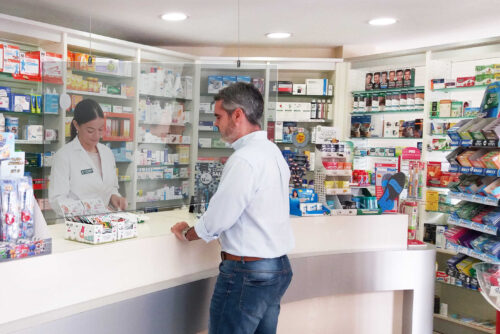 Schermi e pannelli di protezione per banconi Farmacie Banche negozi - plexiglas